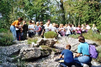 Una lezione all'aperto con bambini